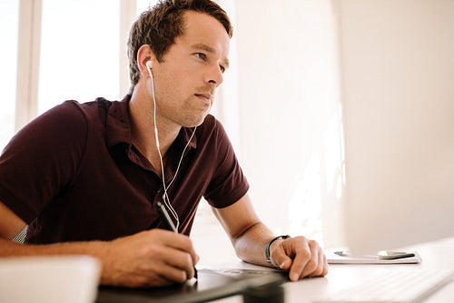 Man using a digitizer to write text in computer