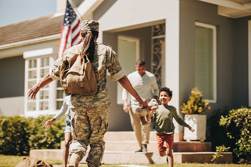 Female soldier reuniting with her family at home