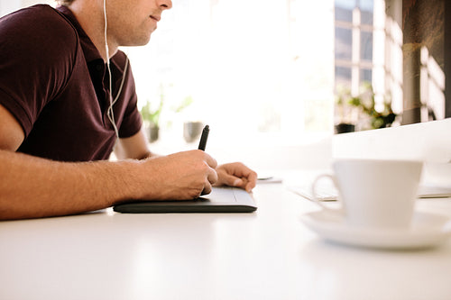 Man using a digitizer to write text in computer