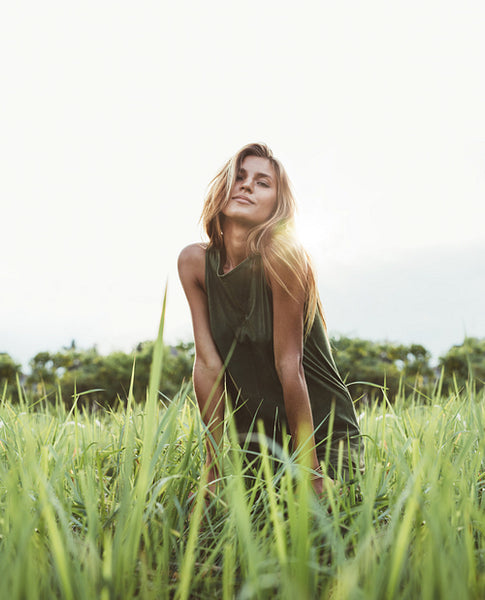 Attractive young lady sitting in the field