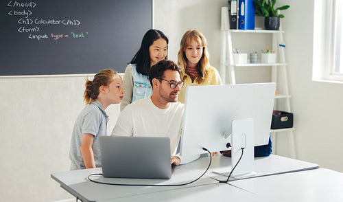 Digital education: Primary school programming lessons with a teacher's guidance