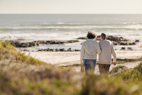 Elderly couple going to the beach for a picnic