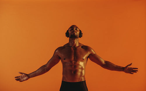 Athlete relaxing with music during workout