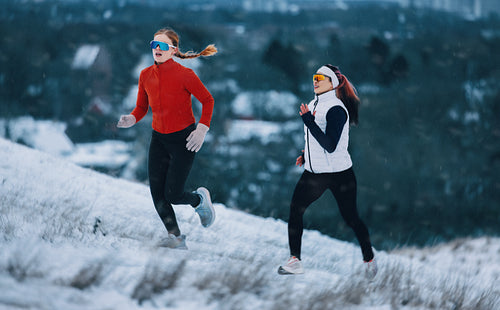 The uphill running of women in winter snow highlights stamina and teamwork
