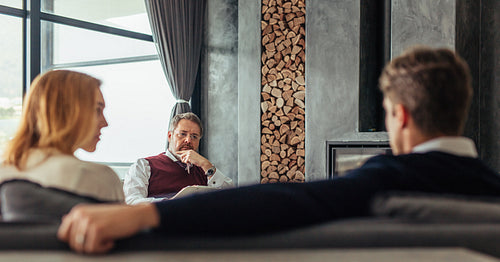 Psychotherapist understanding the relationship difficulties of couple