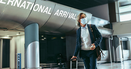 Travelling businessman with face mask