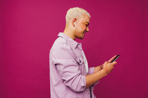 Fashionable young man browsing his favourite music playlists