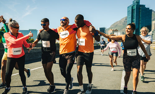 Teammates help injured runner during city marathon race