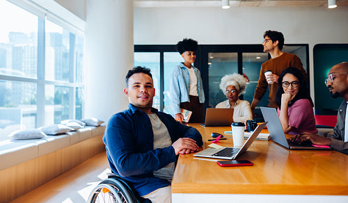 Focused leadership: A wheelchair user engaged in team work