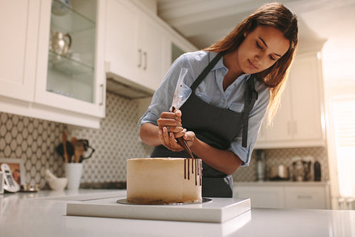 Pastry chef making a cake
