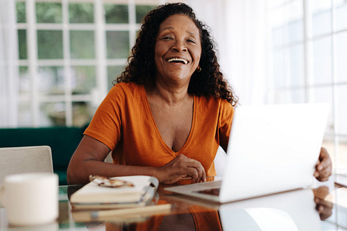 Seasoned business woman using a laptop to work from home