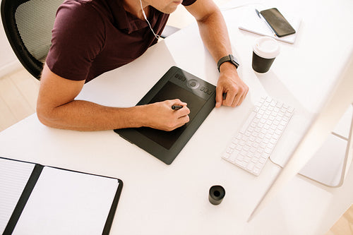 Man using a digitizer to write text in computer