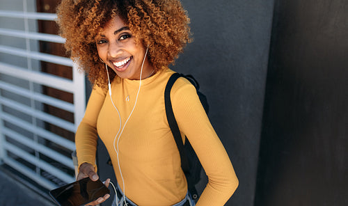 Portrait of a woman traveller holding mobile phone