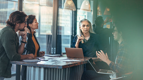 New project discussion in office