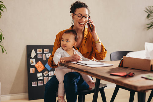 Working mom talking order on phone