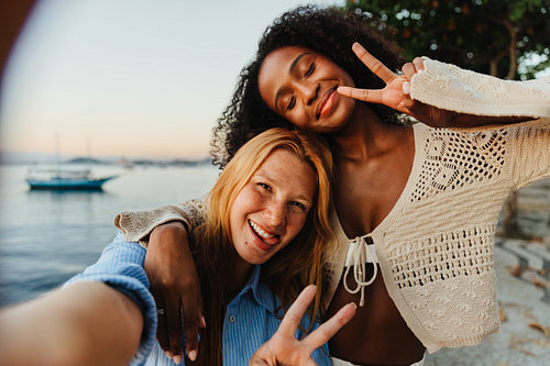 Two friends posing with peace signs at Urca's Wall
