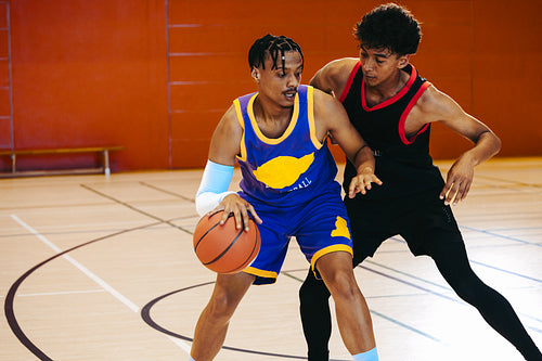 One-on-one: Guard takes on defender at top of key