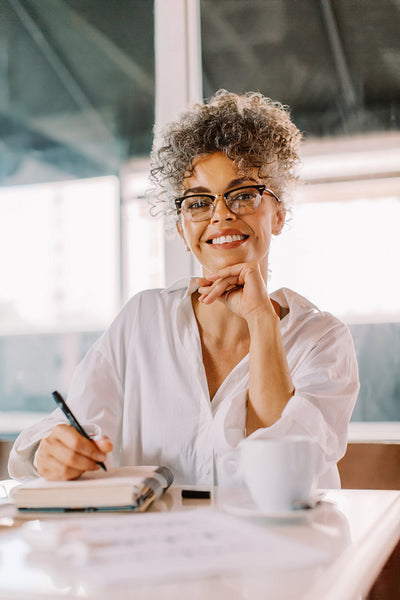 Smiling businesswoman sitting in a cafe