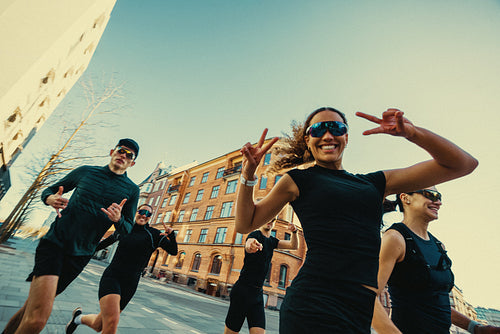 Her running group moves through the city as urban fitness becomes a shared routine