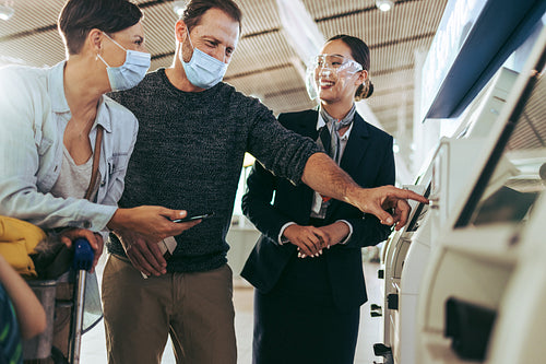 Couple doing self check-in at airport during pandemic