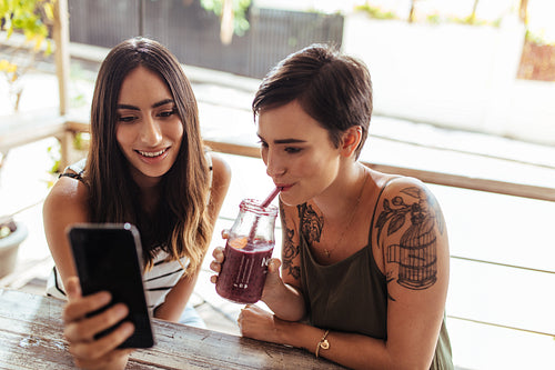 Women at an outdoor restaurant