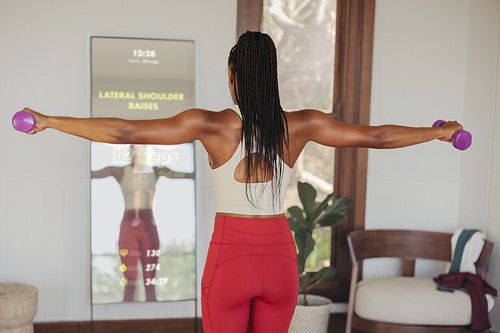 Virtual training class with smart fitness mirror