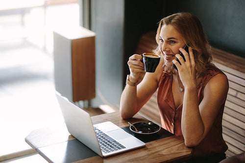 Woman working on a laptop computer at a coffee shop