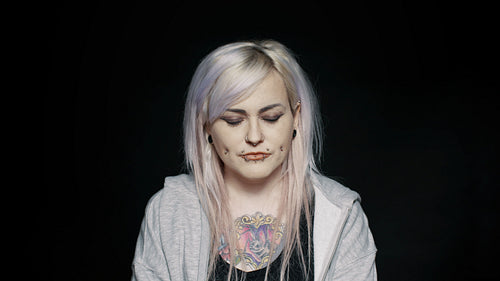  Fashionable woman with eyes closed