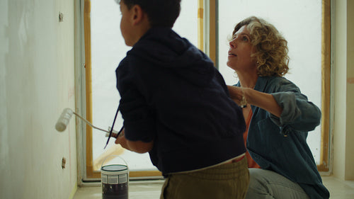 Weekend project: Family renovates their living room together