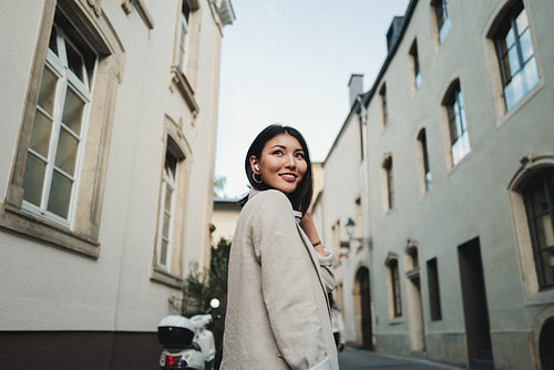 Happy traveller standing in the middle of a street in the city