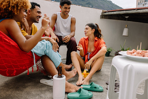 Friends enjoying snacks together on a laje during a summer gathering in Rio