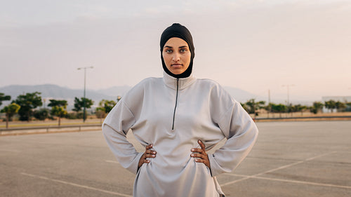 Sportswoman with a headscarf looking at the camera outdoors