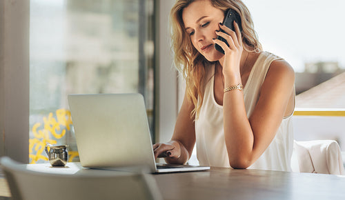 Young business woman working at cafe
