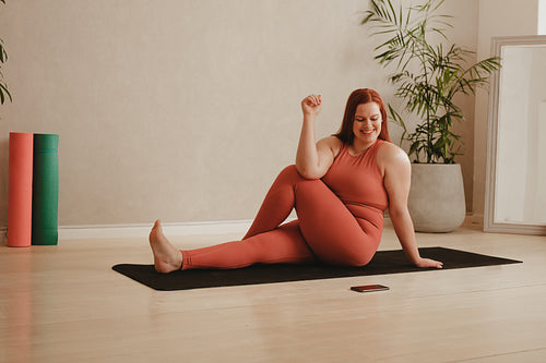 Woman doing workout using mobile fitness app