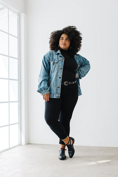 Pretty lady posing in stylish outfit