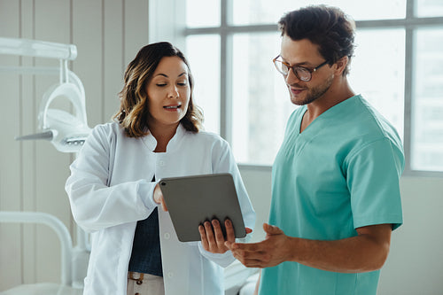 Professional communication shapes the dental workflow around a tablet in the clinic