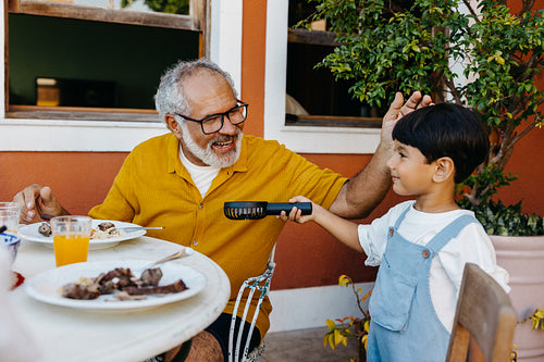 Grandparent enjoying a Brazilian churrasco with family at the dining table