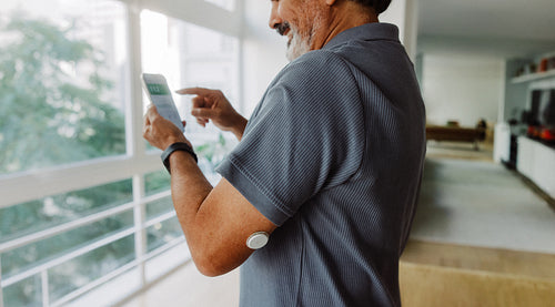 Checking diabetes data through a smartphone health app