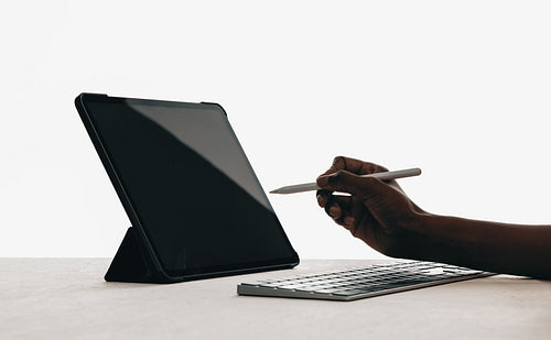 Using a stylus on a tablet with an external keyboard