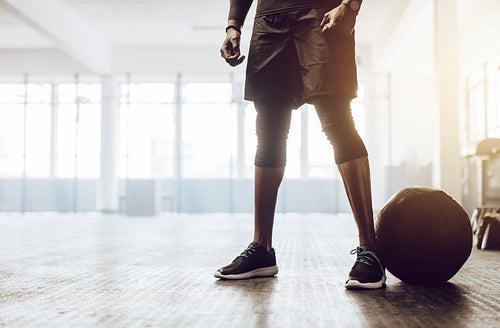 Crossfit guy training at the gym