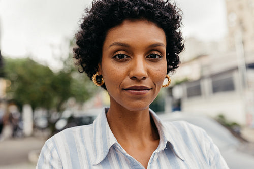 Portrait of a confident young woman loking at the camera