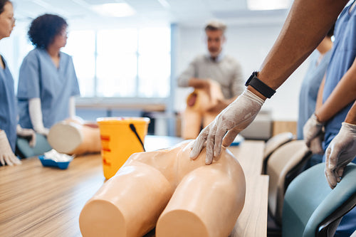 Medical training: Students learn with patient simulators in medical school