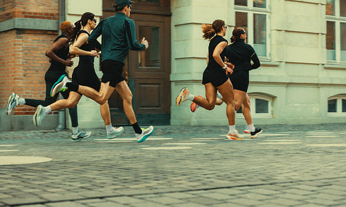 City running with a group builds an outdoor training rhythm