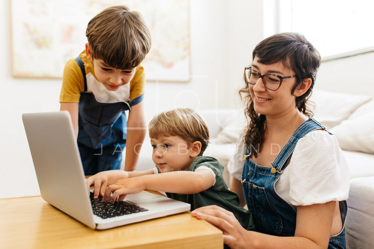 Child playing colorful blocks game with mother – Jacob Lund Photography  Store- premium stock photo