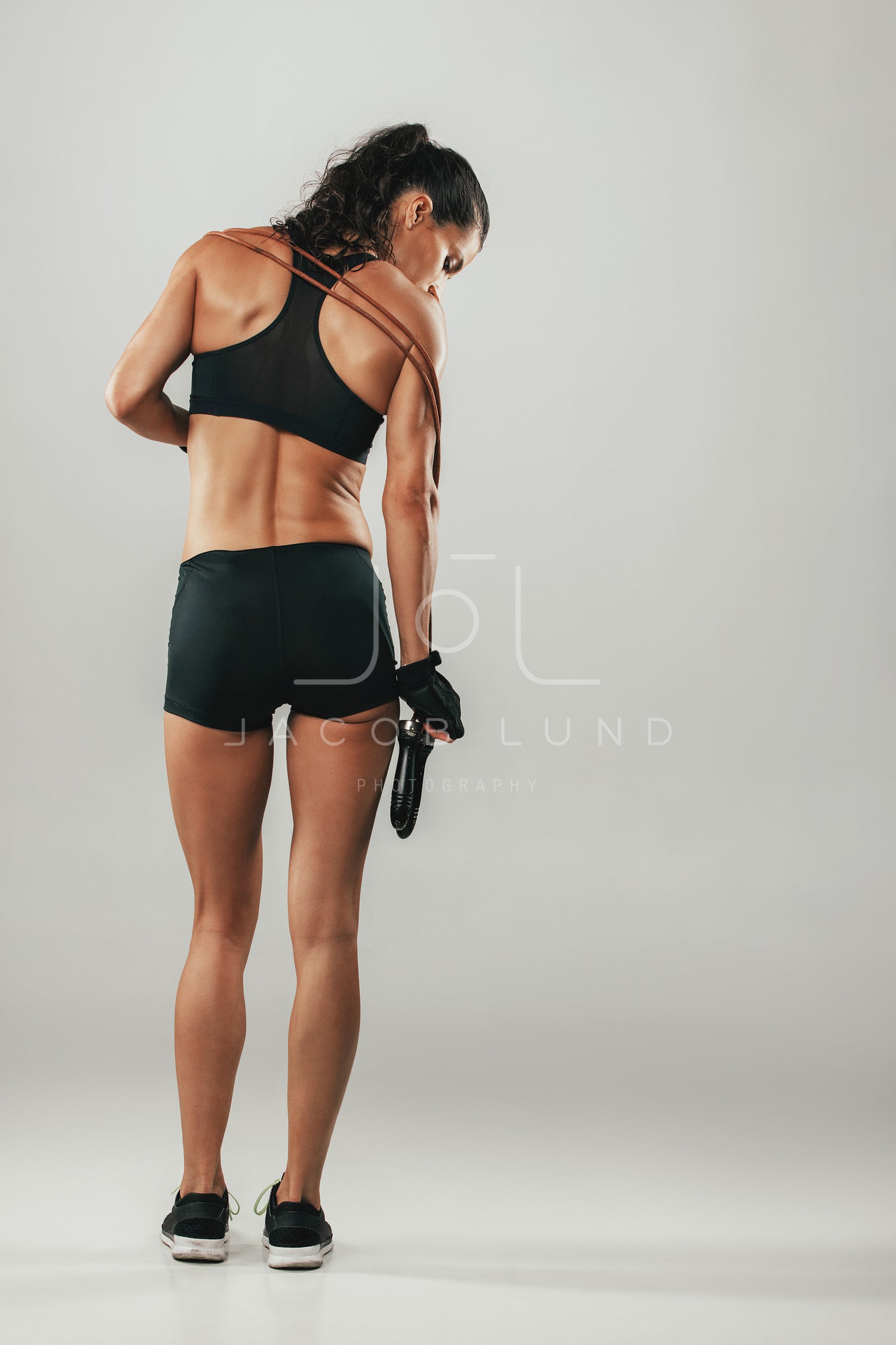 Muscular woman in sports bra – Jacob Lund Photography Store