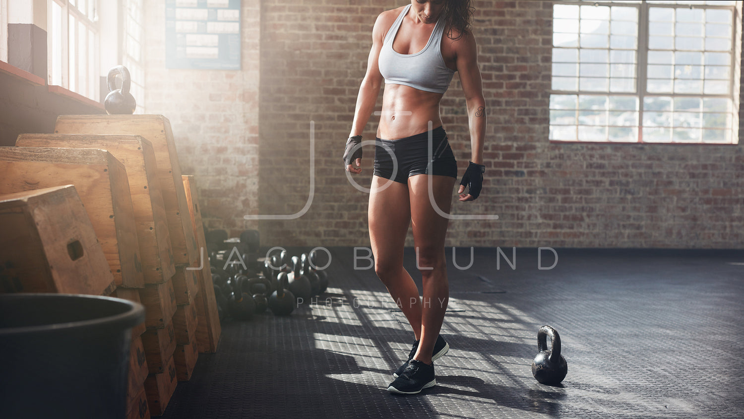 Muscular woman standing in crossfit gym – Jacob Lund Photography