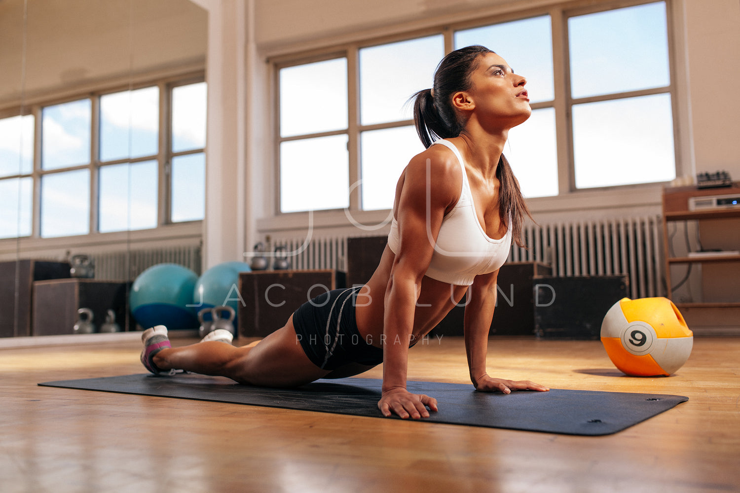 back view of sportswoman standing with hands on hips in gym, Muscular woman  doing side plank in a gym, rear view, detailed muscles, AI Generated  32993854 Stock Photo at Vecteezy