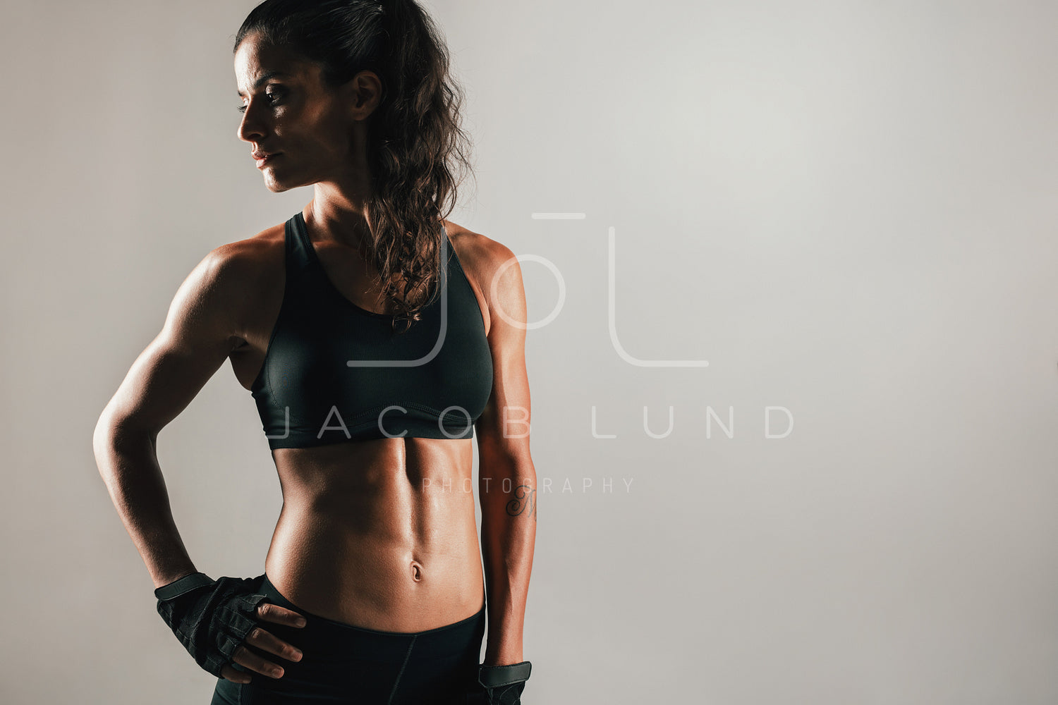 Muscular woman in shadow with abdominal muscles – Jacob Lund Photography  Store- premium stock photo