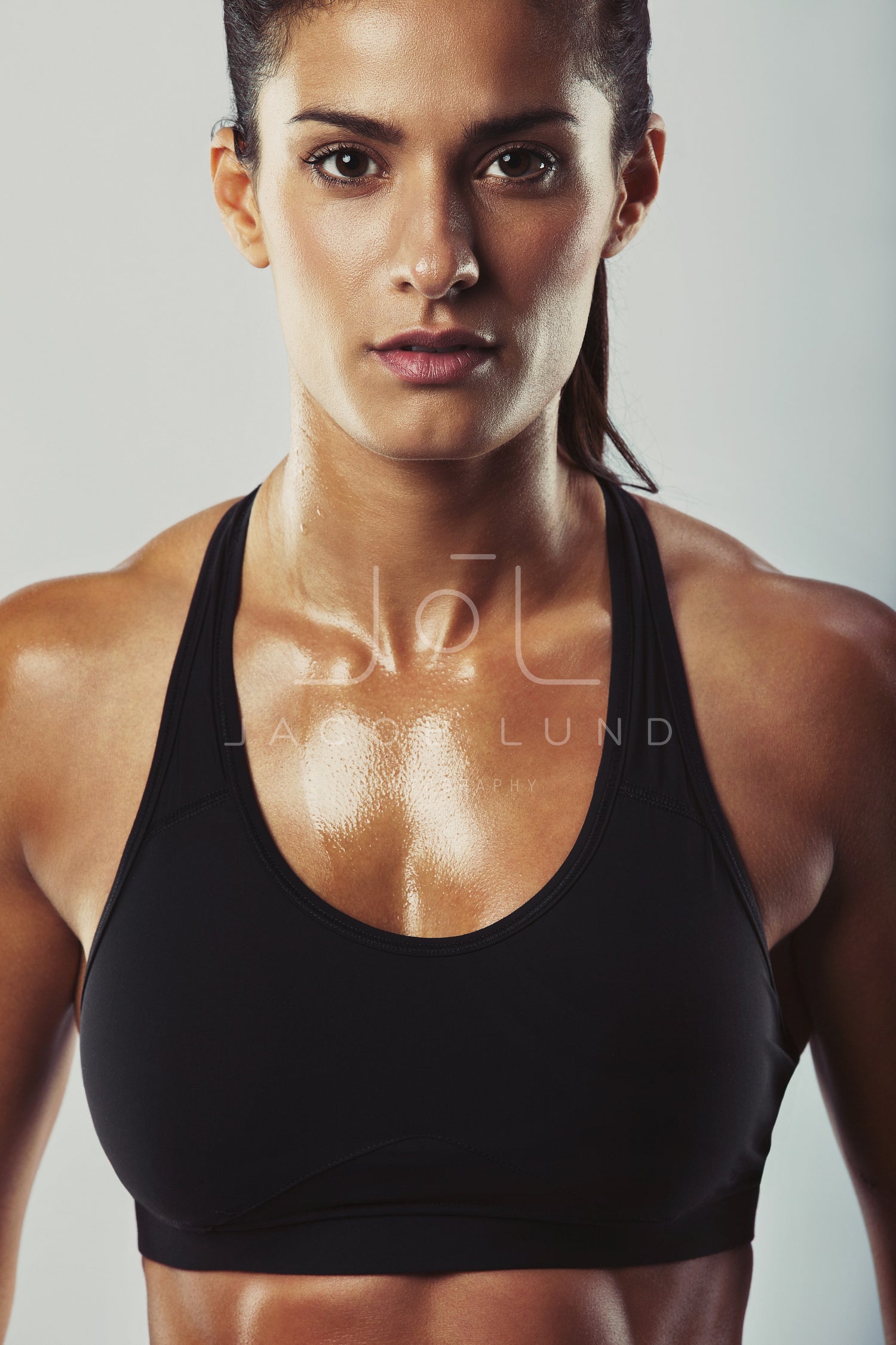 Attractive female bodybuilder posing confidently – Jacob Lund Photography  Store- premium stock photo