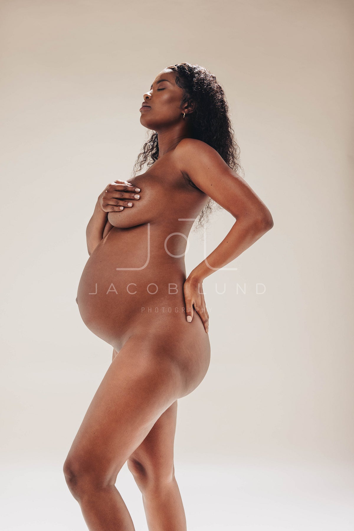 Antenatal body positivity: Pregnant black woman showing her naked body –  Jacob Lund Photography Store- premium stock photo